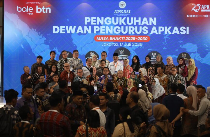 Pengukuhan Dewan Pengurus Apkasi 2025-2030 Dihadiri Mendagri dan Anggota DPR RI, Ini yang Disampaikan Bursah Zarnubi