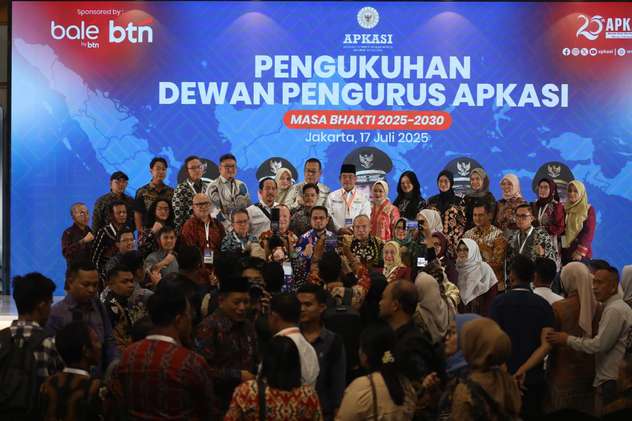 Pengukuhan Dewan Pengurus Apkasi 2025-2030 Dihadiri Mendagri dan Anggota DPR RI, Ini yang Disampaikan Bursah Zarnubi