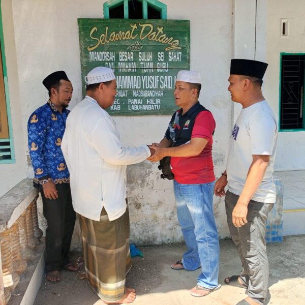 Kanit Reskrim Polsek Panai Hilir Salurkan Bantuan Renovasi Kamar Mandi Untuk Parsulukan Na’sabandiyah