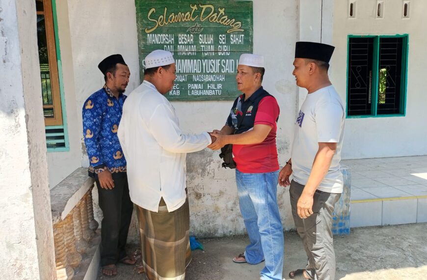 Kanit Reskrim Polsek Panai Hilir Salurkan Bantuan Renovasi Kamar Mandi Untuk Parsulukan Na’sabandiyah