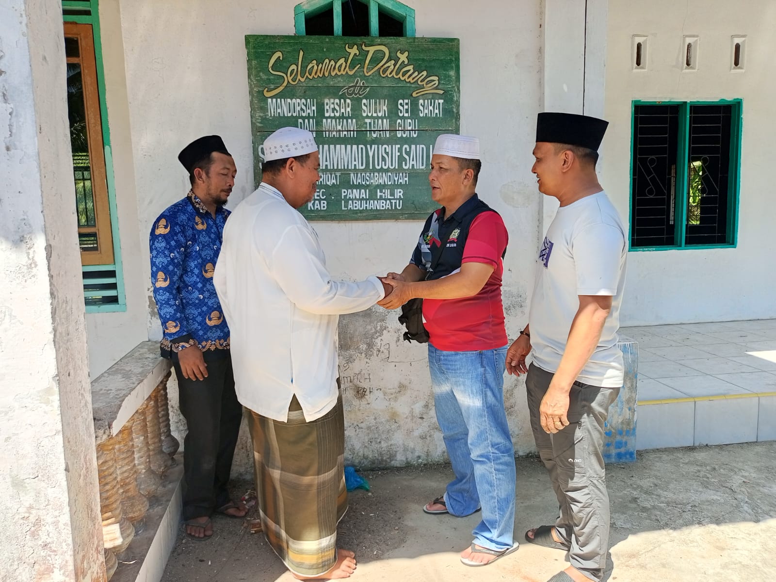 Kanit Reskrim Polsek Panai Hilir Salurkan Bantuan Renovasi Kamar Mandi Untuk Parsulukan Na’sabandiyah