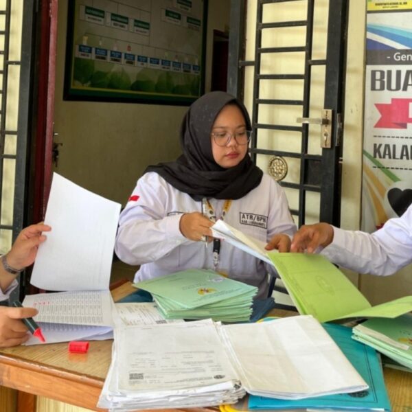 Kantor Pertanahan Labuhanbatu Serahkan 29 Sertipikat Residu PTSL kepada Warga Desa Pulo Jantan